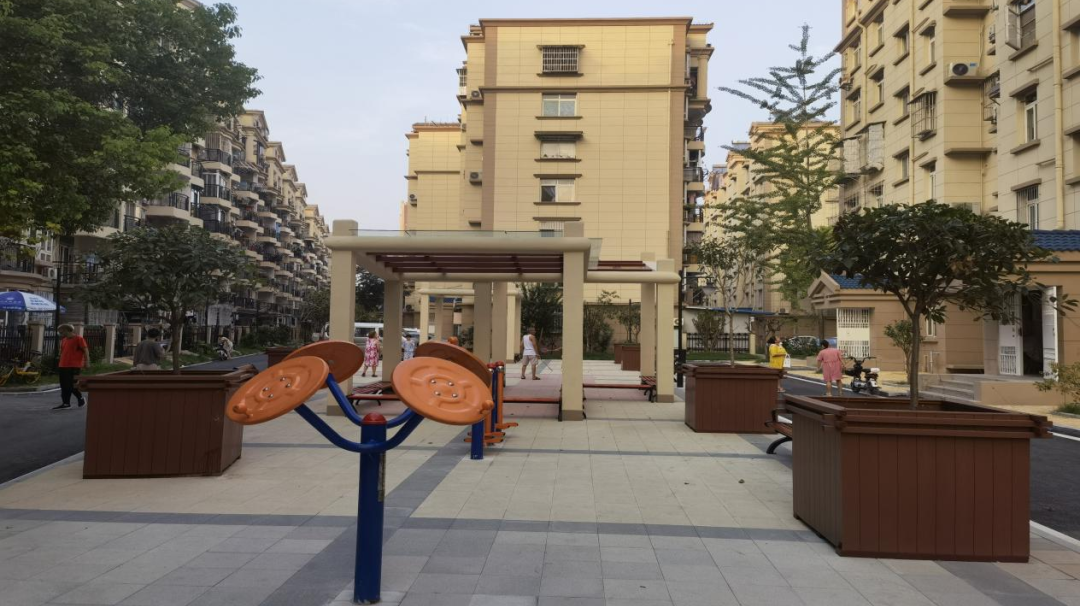 推窗见绿，，，出门见树，，，老旧社区景观绿化再升级